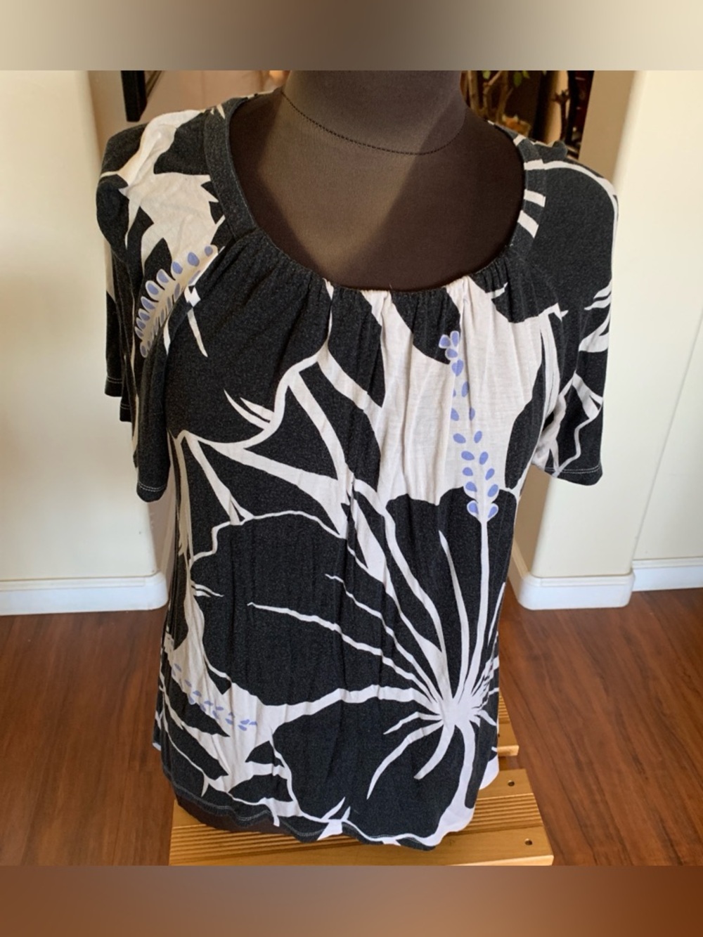 Black & White Floral Scoop Neck Women's Top